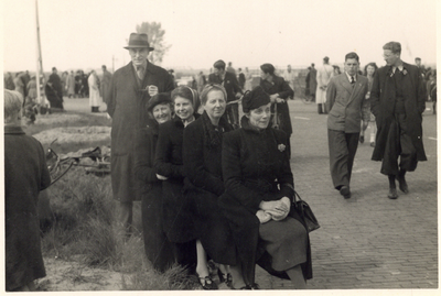 606267 Afbeelding tijdens de feestelijke intocht van de geallieerden te Utrecht, tijdens de bevrijding, met op de ...